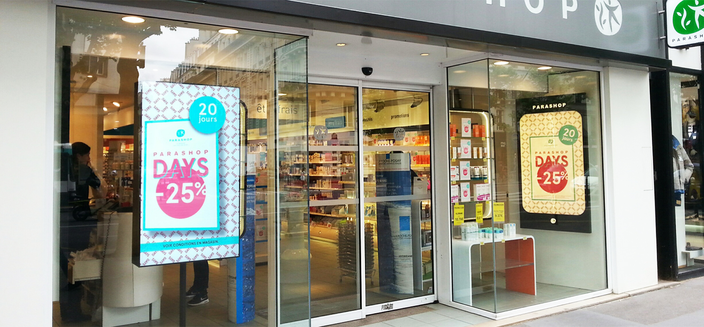 La vitrine dynamique en pharmacie attire les clients. 