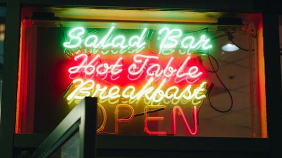Enseigne lumineuse : utiliser le néon pour les restaurants et bars