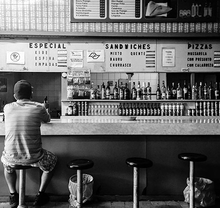 Utiliser l'affichage dynamique pour divertir la clientèle pour les bars