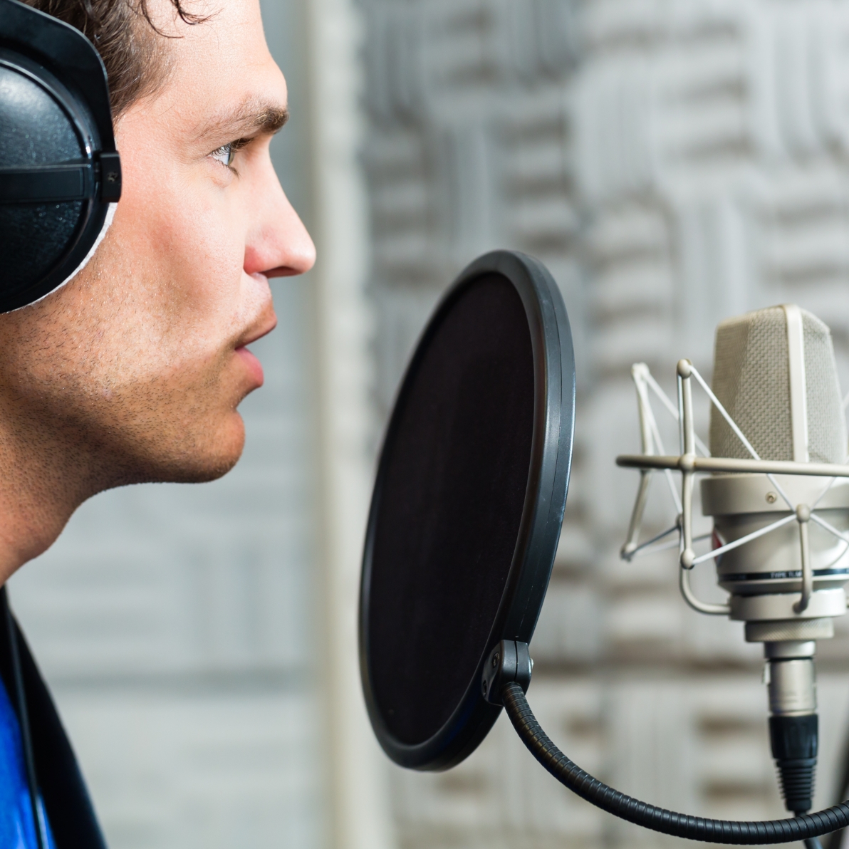 Plus de 30 speakers et speakerines interviennent régulièrement dans notre studio pour enregistrer vos messages